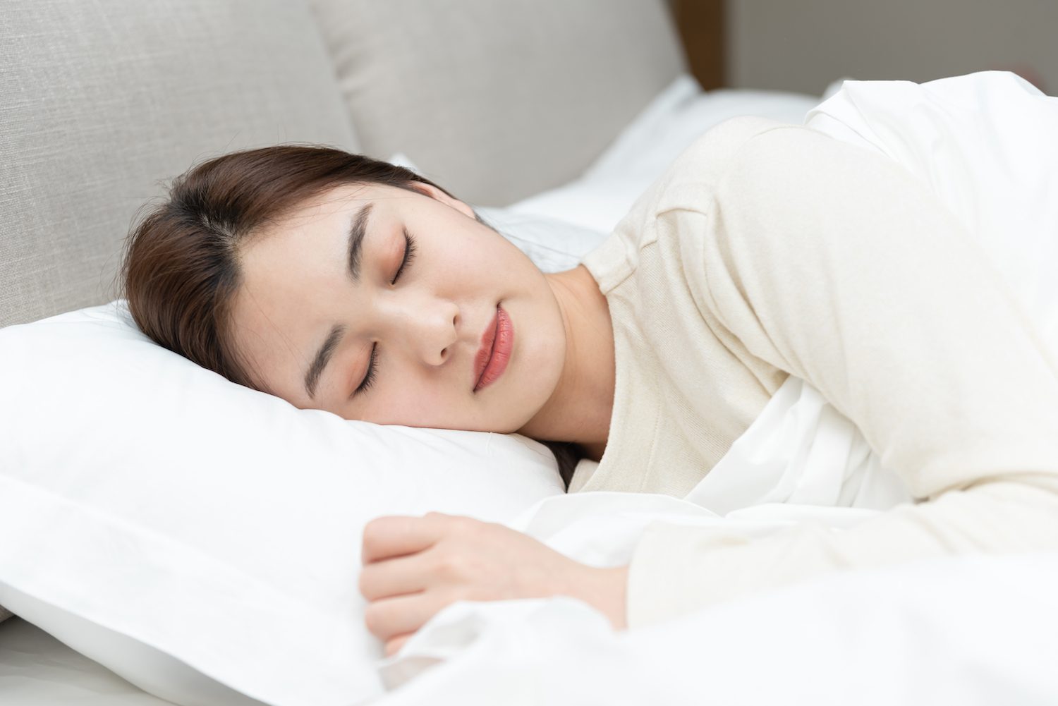 Side Sleeping: Which Side Should You Sleep On? Woman sleeping on her side